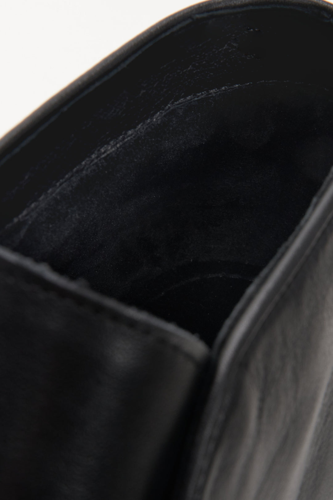 Soft black leather men's boots for fall by Estro - close-up on the interior details of the model.