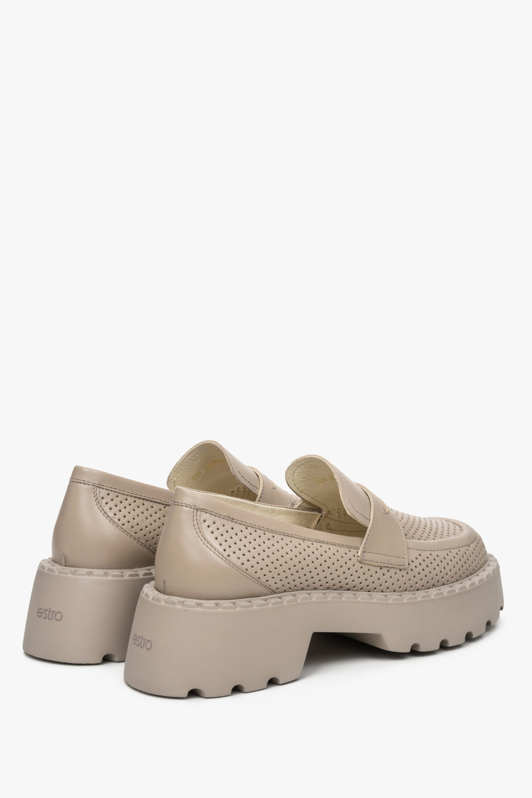 Leather moccasins for women in beige of Estro brand with perforation for summer - the presentation of the heel and side seam of the shoes.