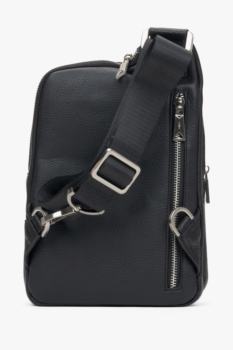 Black men's shoulder bag made of genuine leather with an adjustable strap by Estro - back view of the model.