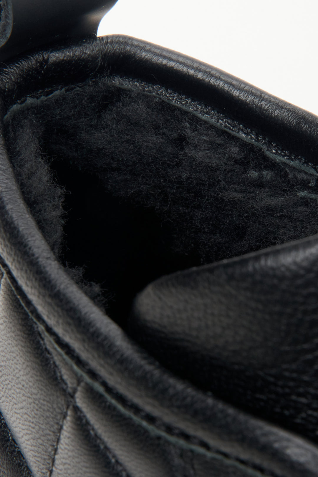 Men's leather black boots with insulation by Estro - close-up of the warm insert.