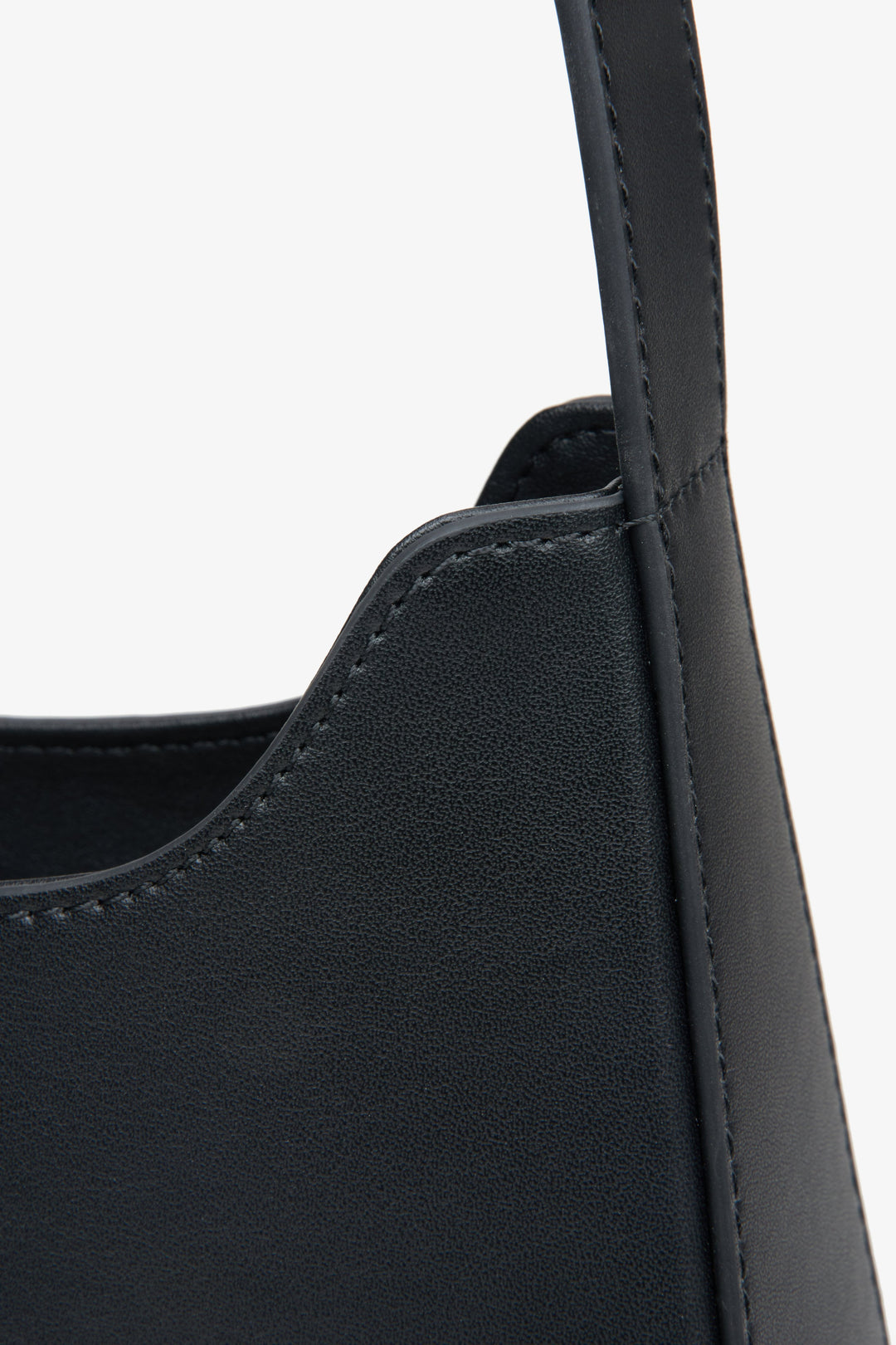 Black leather handbag Estro - a close-up on details.