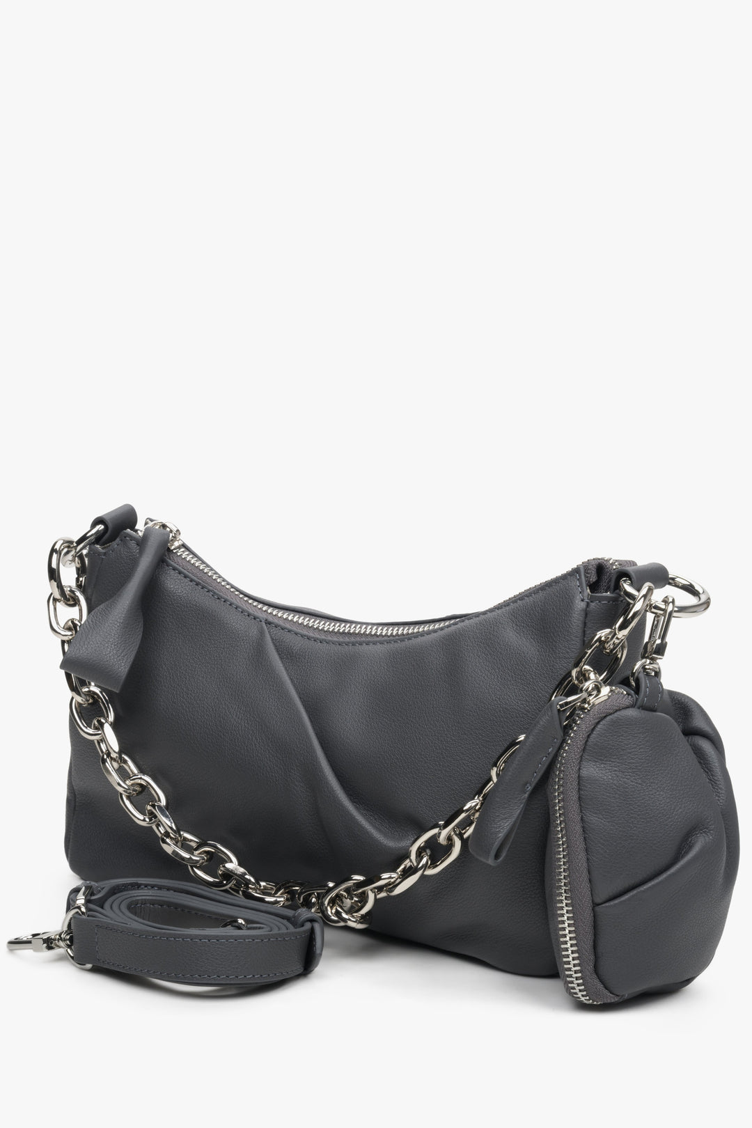Estro's women's grey leather bag with an elegant chain strap.