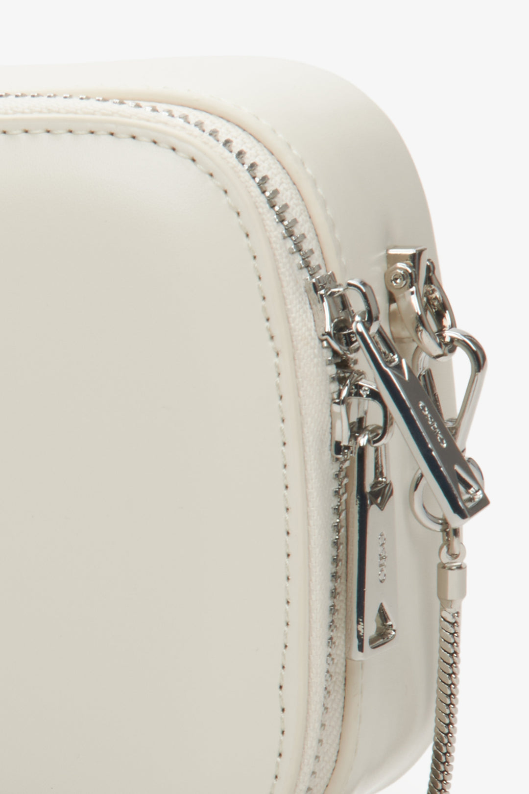 Close-up on the details of the light beige leather women's handbag by Estro.