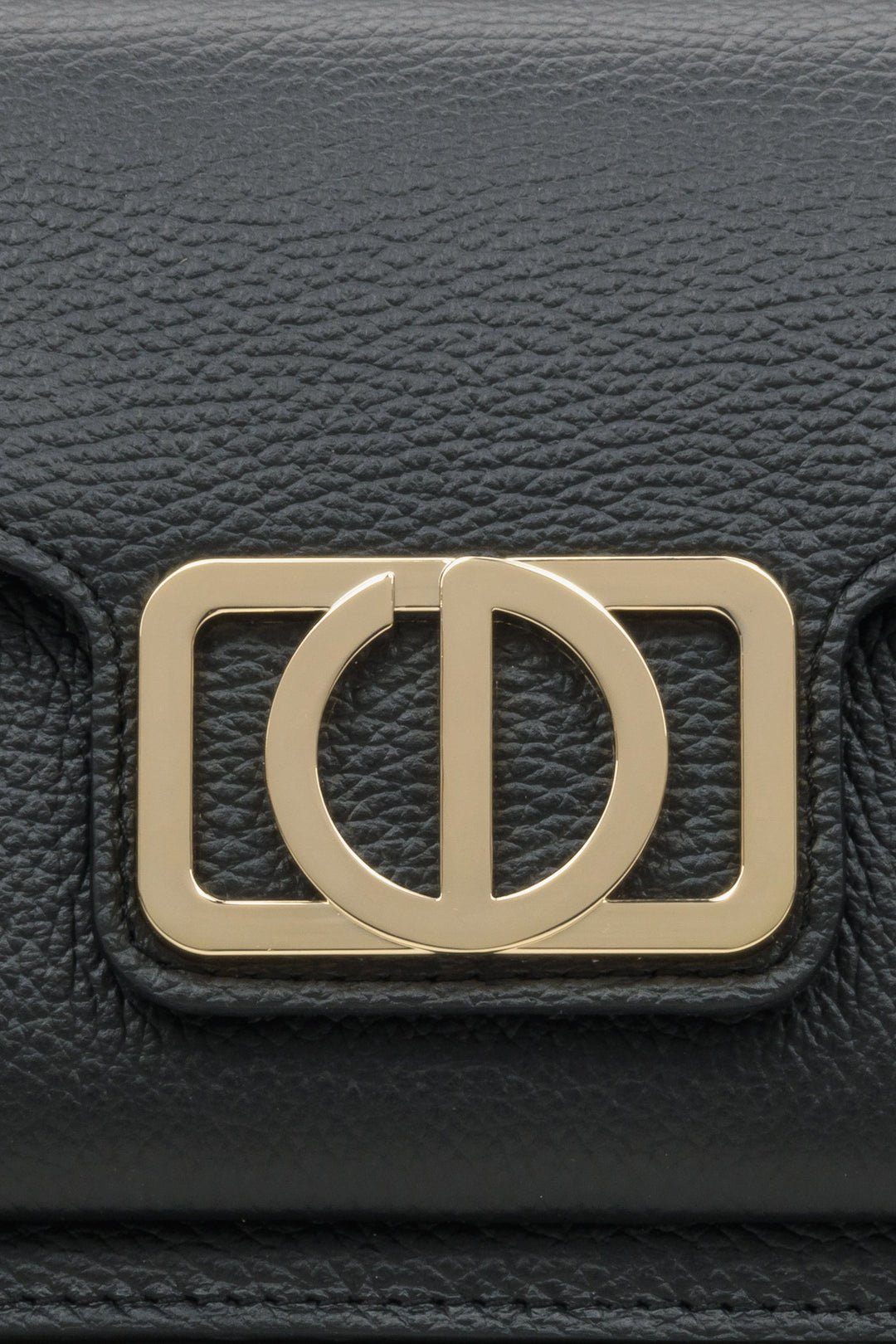 Women's black shoulder bag made of Italian genuine leather by Estro - close-up on the details.