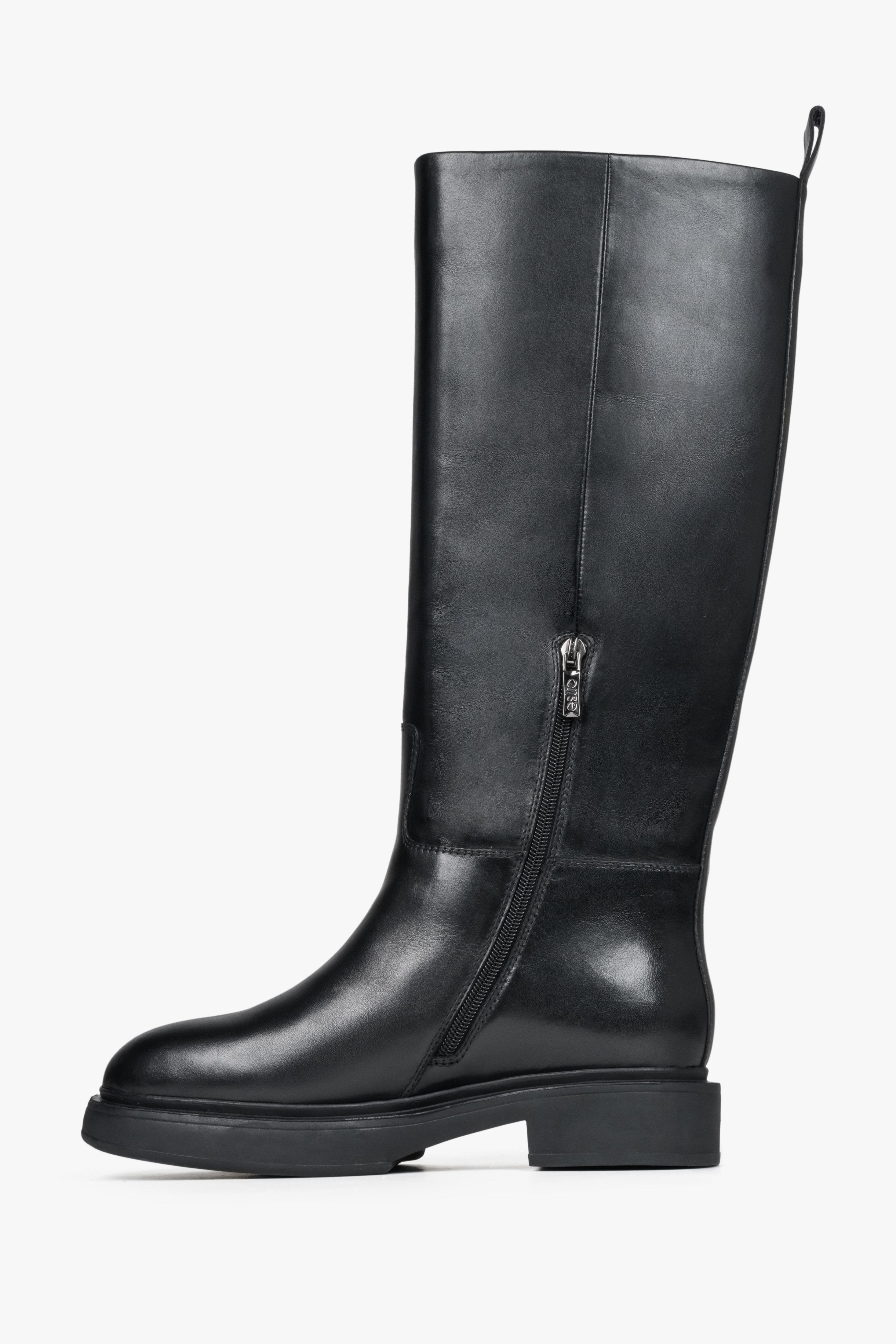 Women's high black winter boots made of genuine leather by Estro - close-up on the inner part of the shoe's seam.