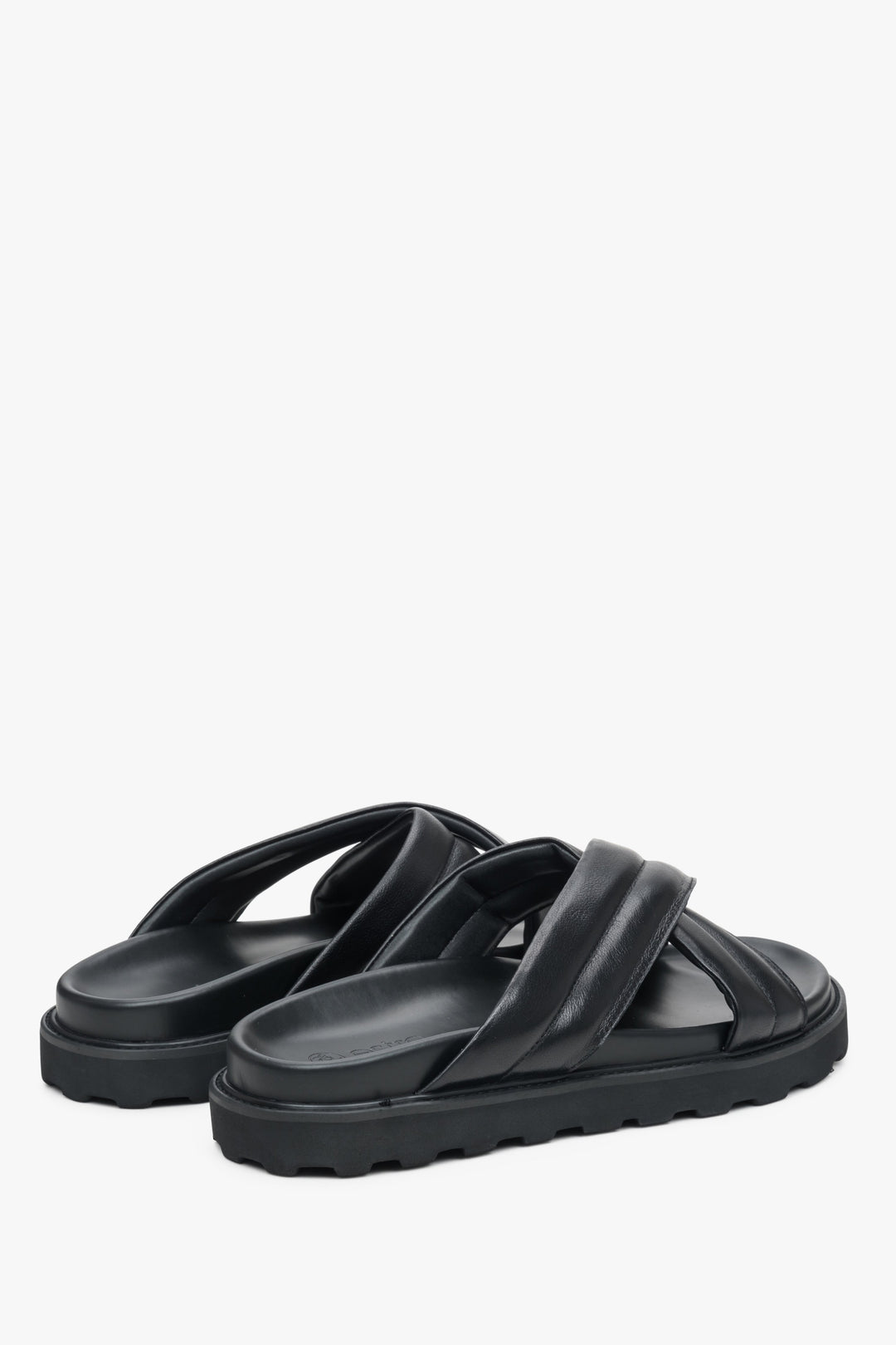 Estro men's black leather  sandals with a soft sole - close-up on the shoe's side and heel line.
