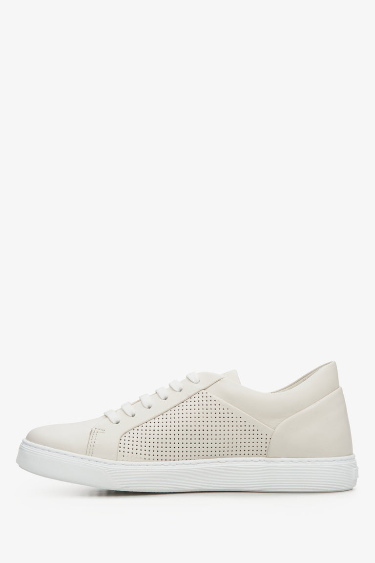 Women's beige sneakers made of genuine leather with perforation by Estro - presentation of the side line and front of the footwear.