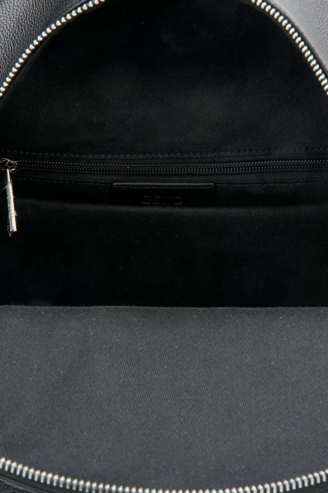 Black leather women's backpack by Estro - presentation of one of the pockets.
