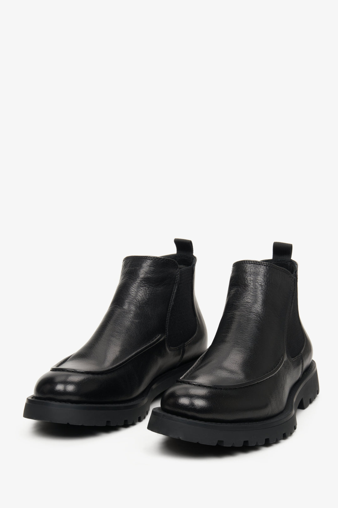 Men's black leather ankle boots by Estro - presentation of the toe box of the footwear.