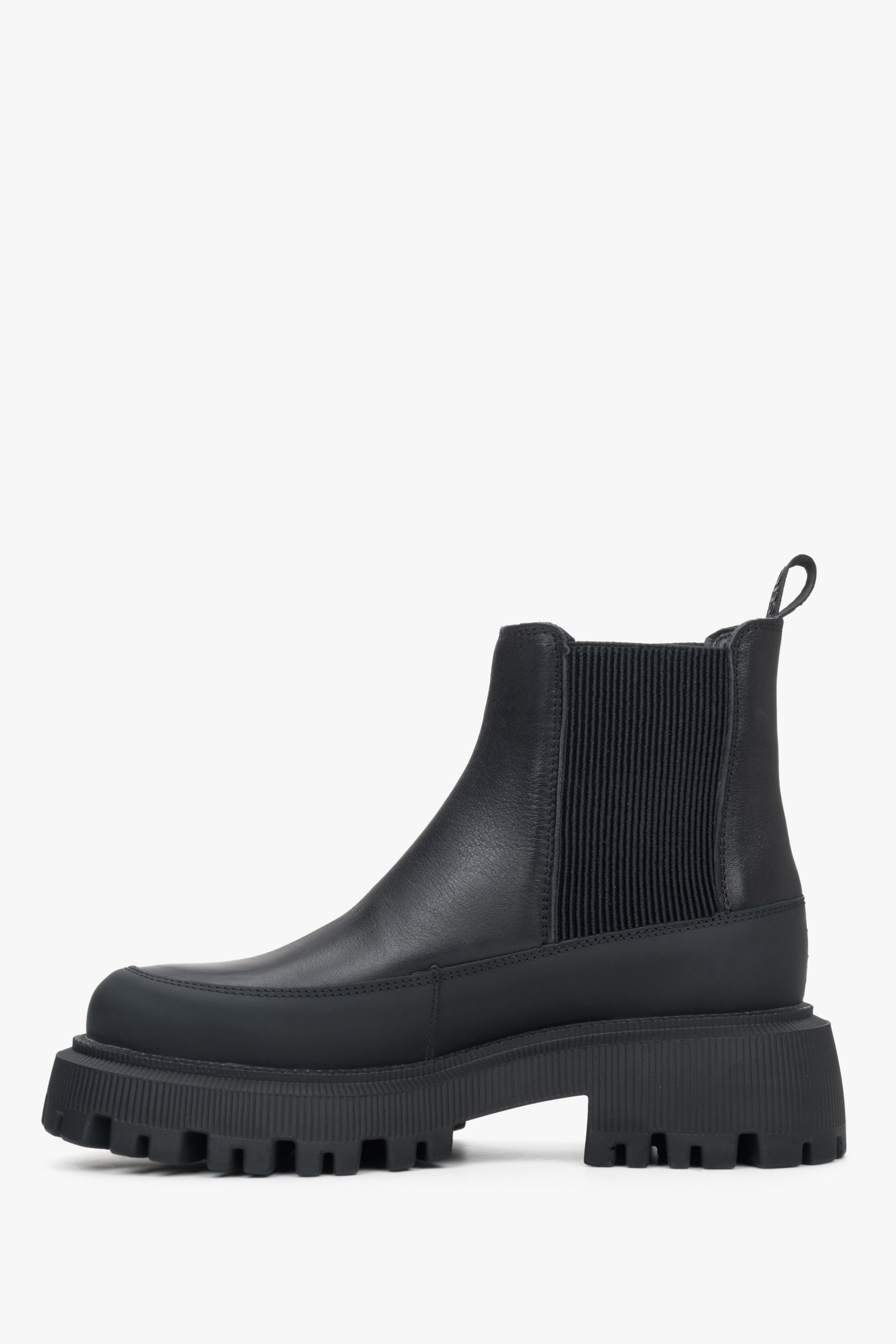 Casual black women's ankle boots Estro for fall and spring - shoe profile.