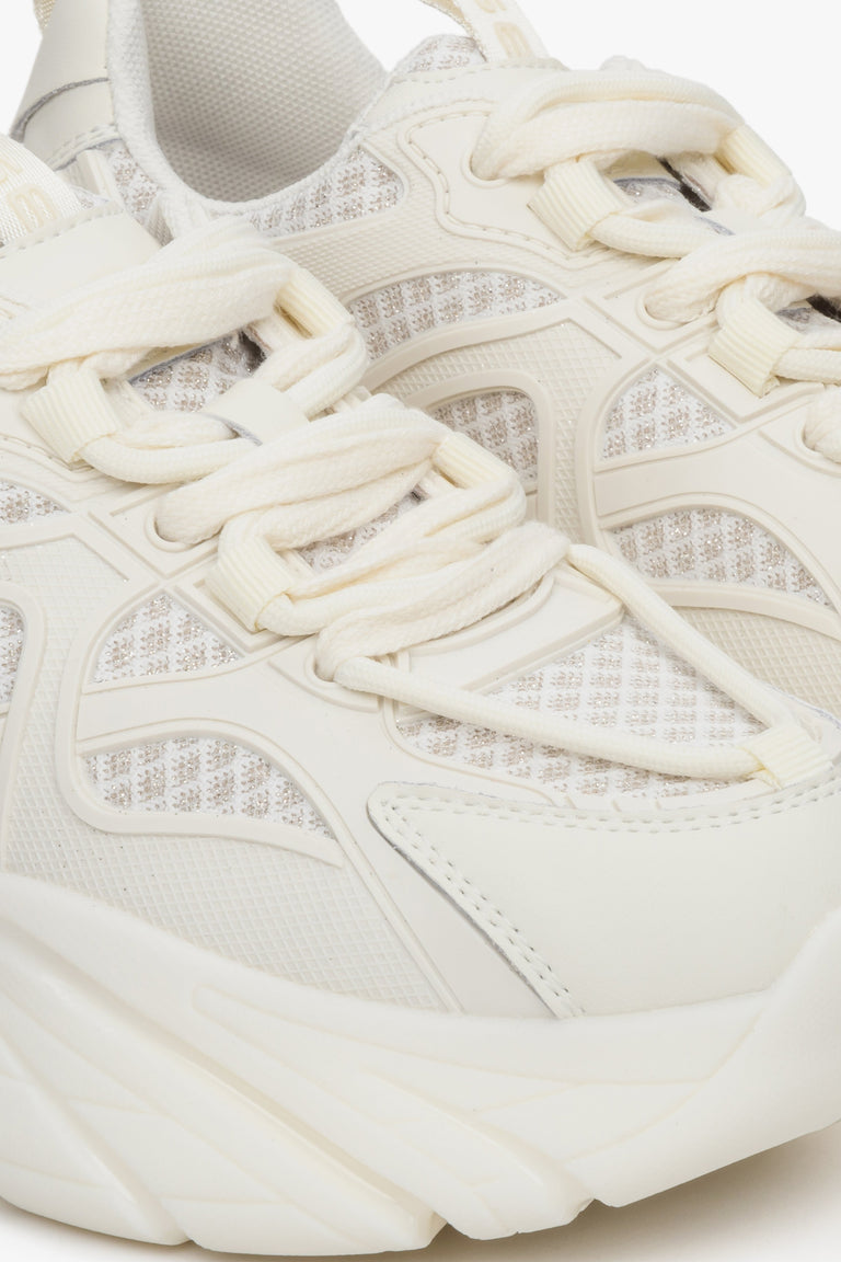 Women's beige sneakers ES 8 - close-up of the details.