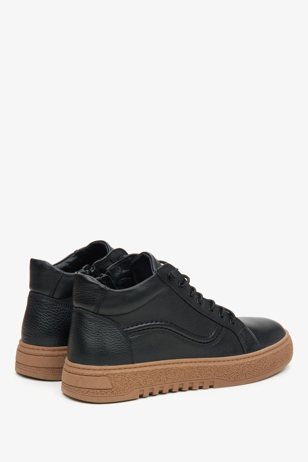 Men's black leather sneakers Estro - close-up of the heel and side line.