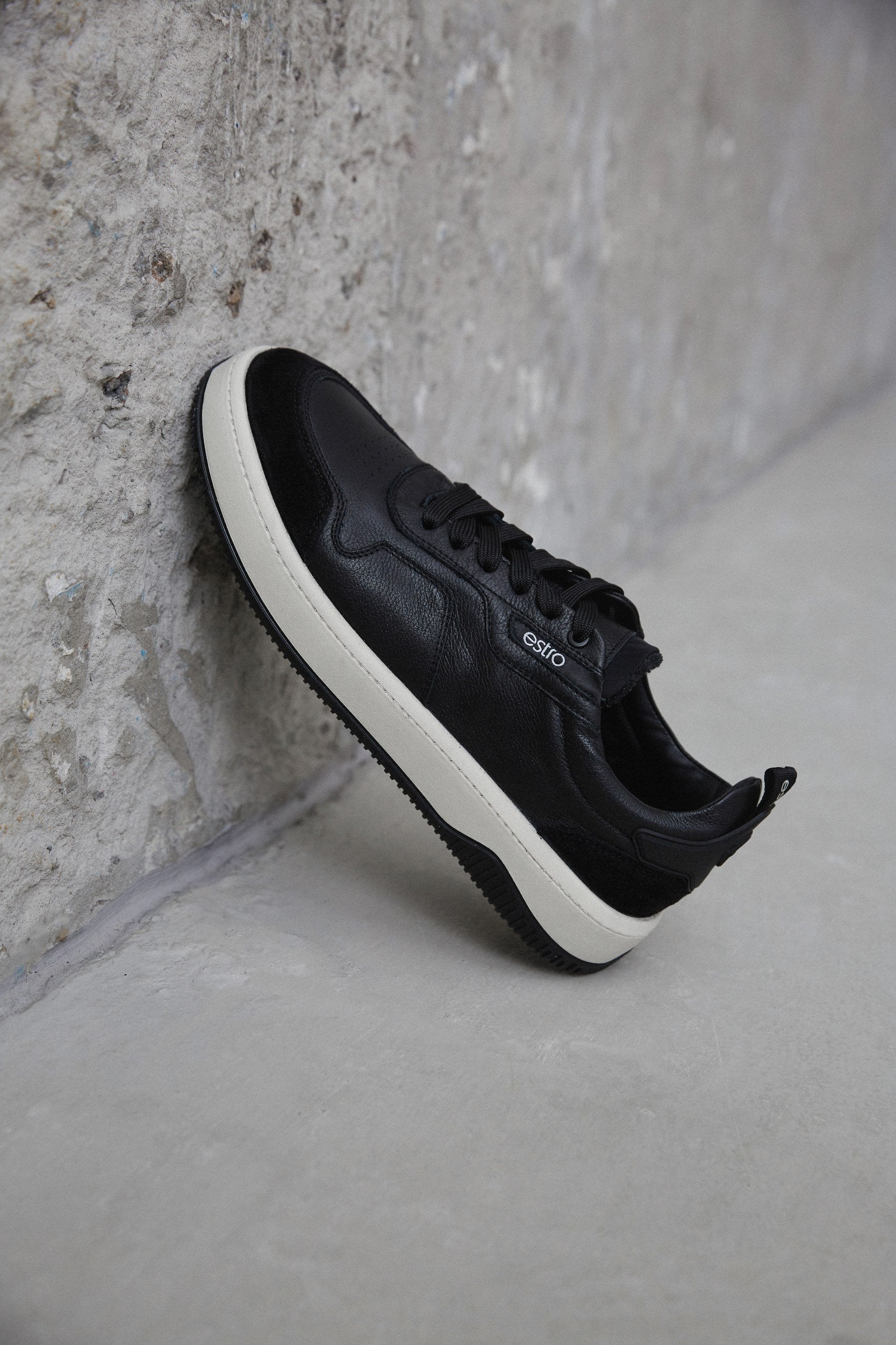 Men's black low-top sneakers Estro.