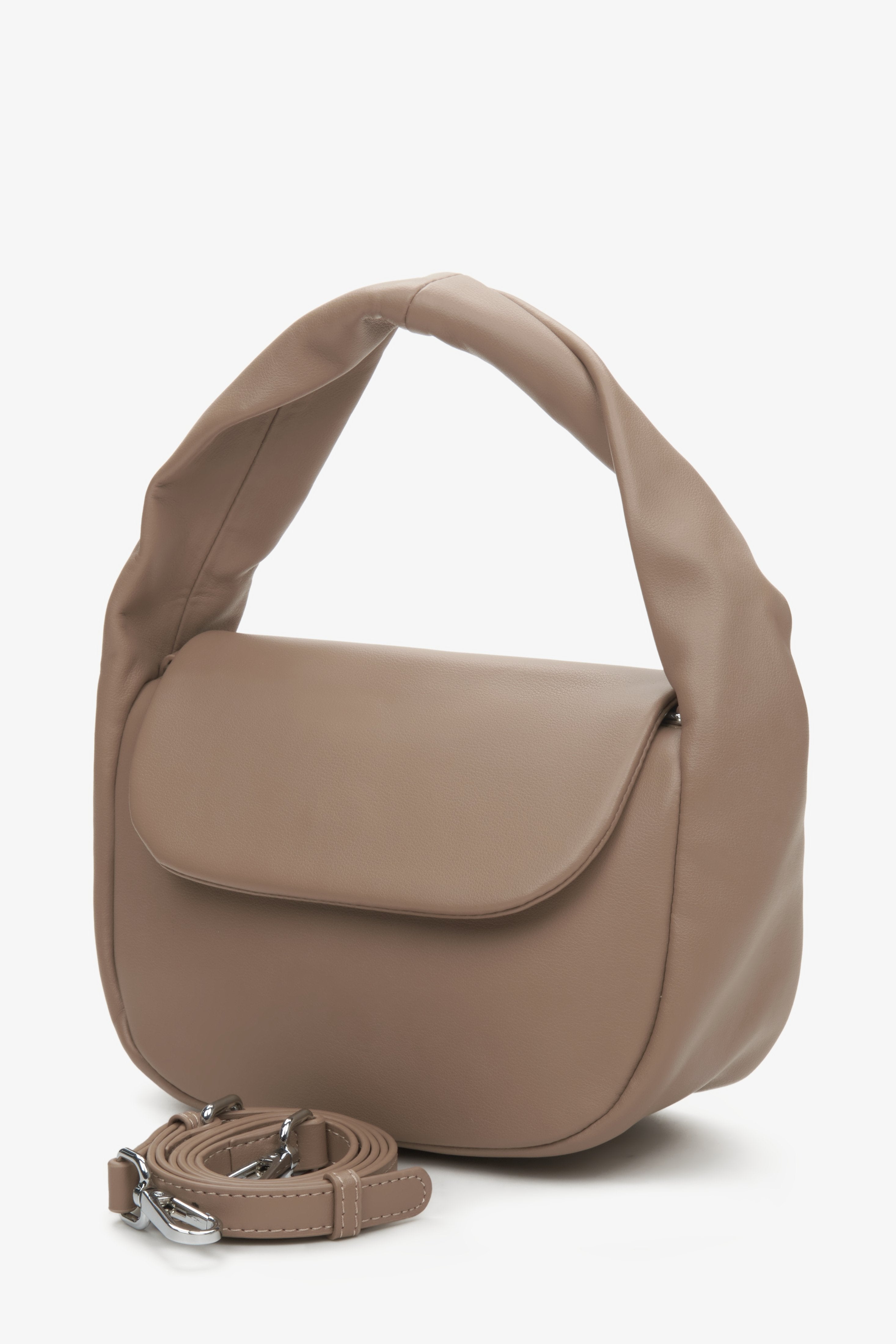 Women's small handbag in brown made of genuine leather by Estro - presentation of the set.