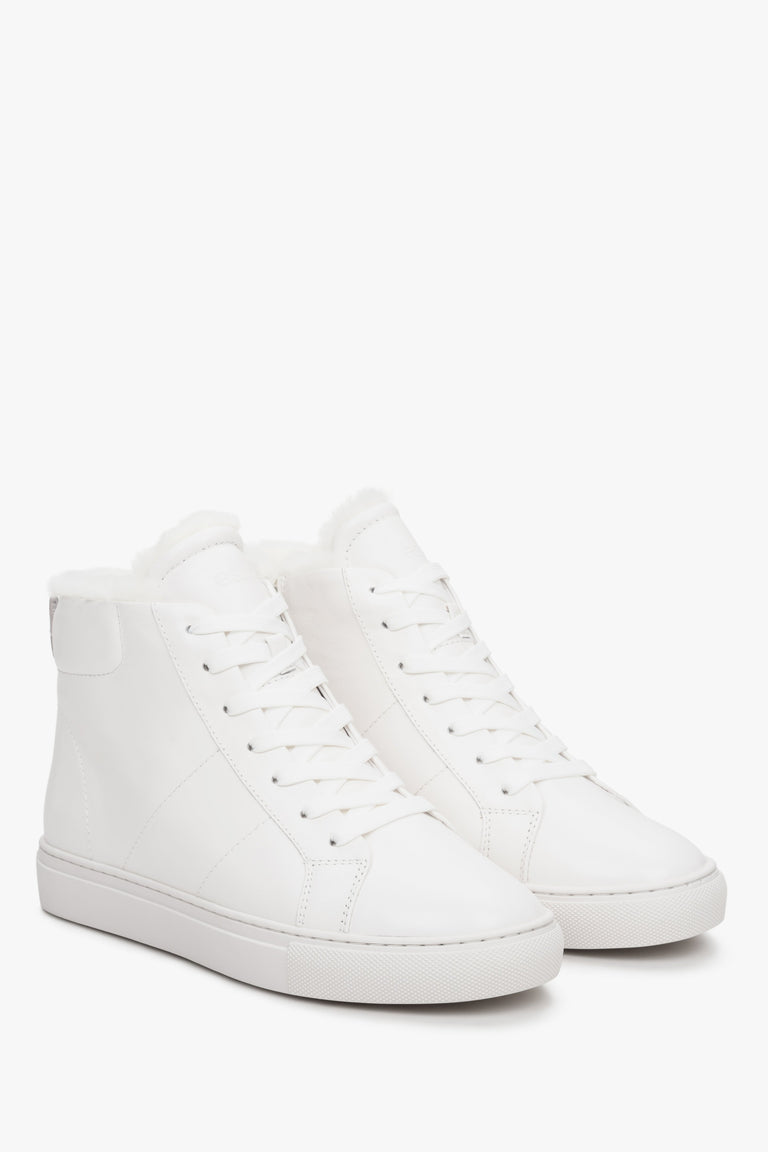 High, white Estro winter sneakers with insulation for winter.