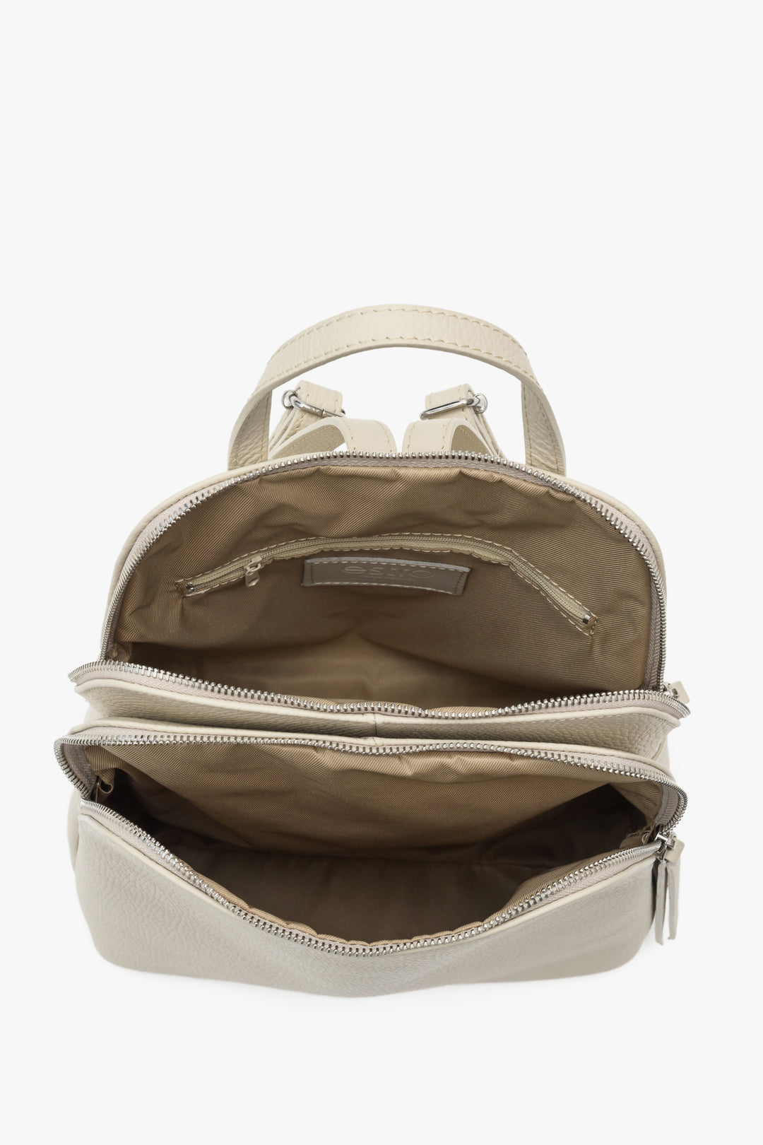Leather women's backpack by Estro in light beige - close-up on the interior of the model.