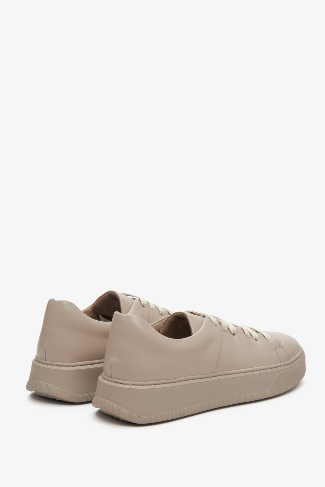 Women's beige leather sneakers by Estro - presentation of the heel and side seam of the shoe.