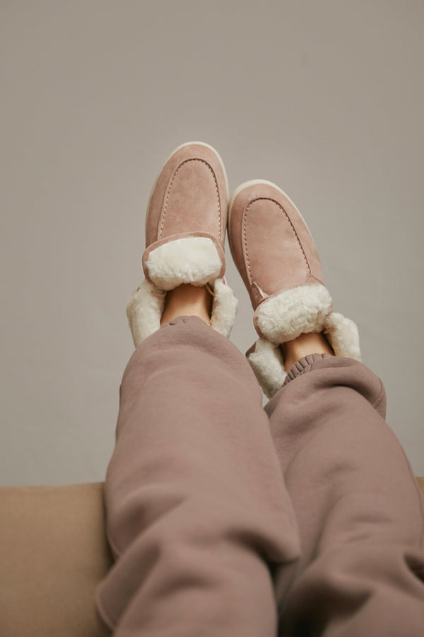 Women's pink moccasins with genuine fur Estro - presentation on a model.