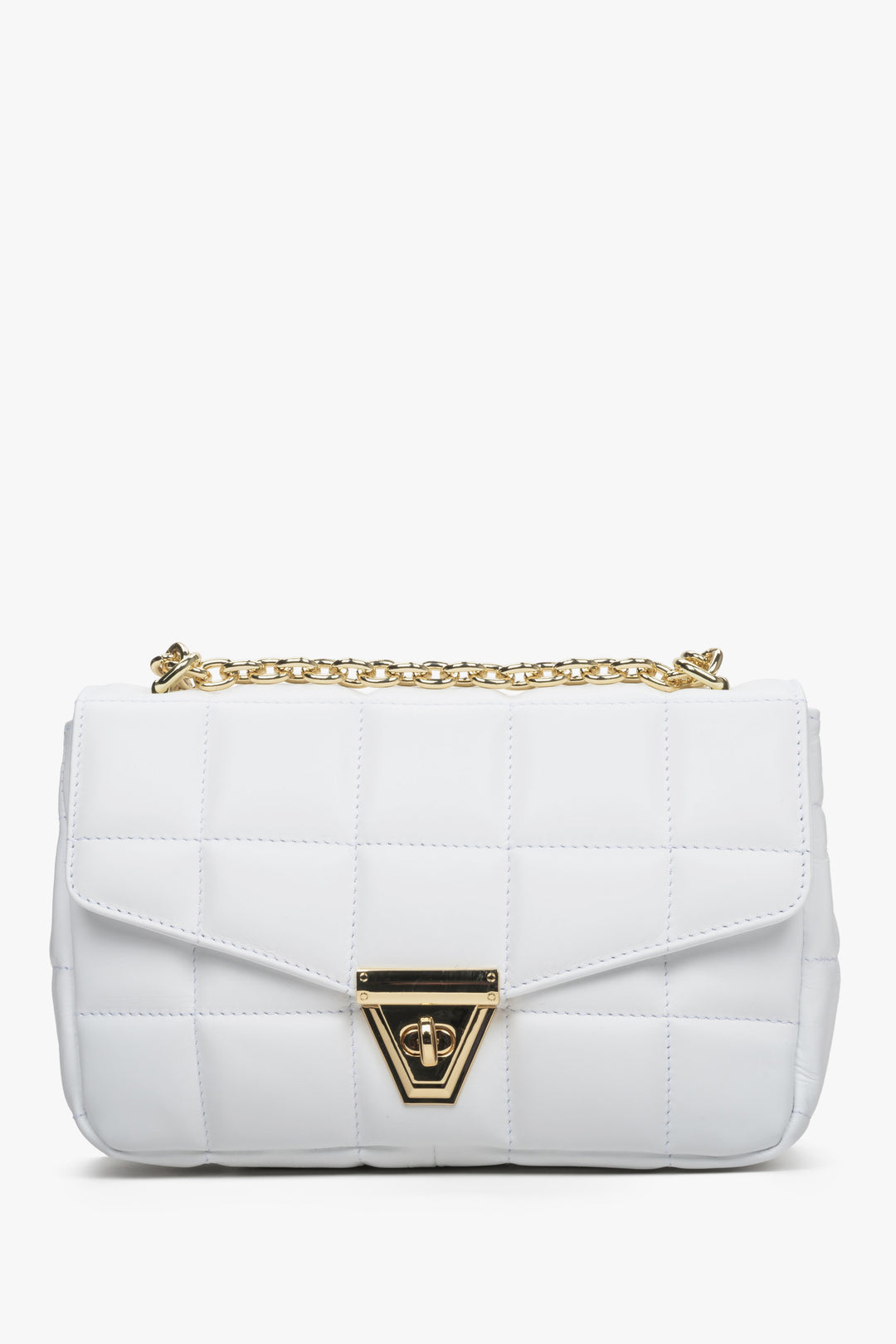 Elegant white leather women's handbag by Estro with a chain strap and quilting.