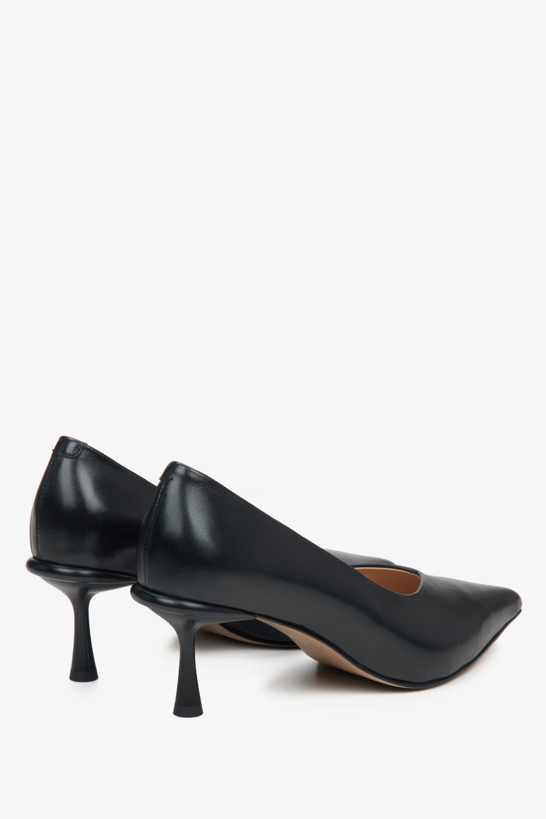 Leather black Estro pumps - close-up on the heel counter and side line of the shoe.