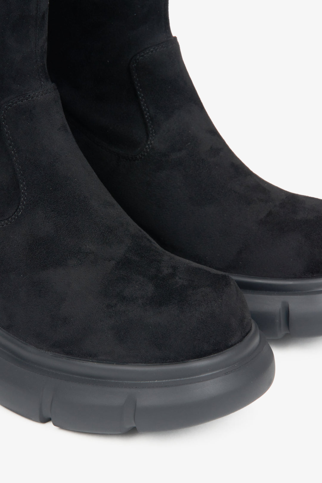 Women’s black velour boots Estro - close-up of the details.