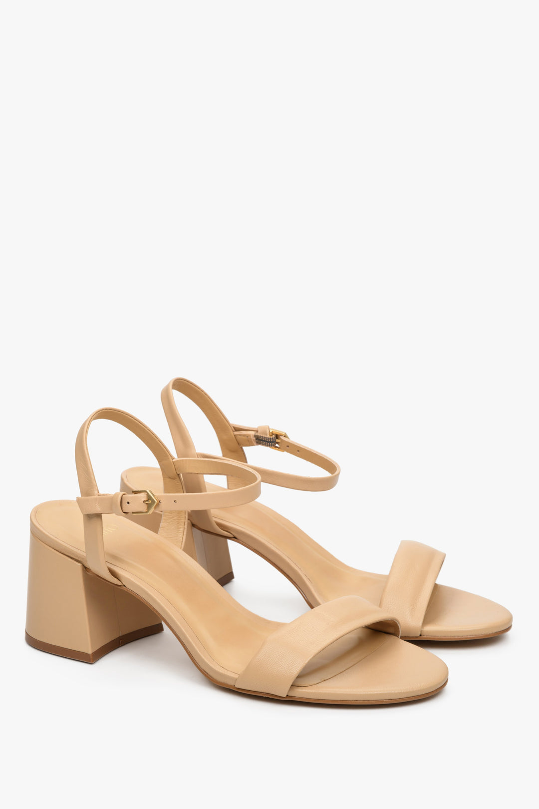 Women's beige leather sandals with a square heel by Estro - close-up on the side line of the shoe.