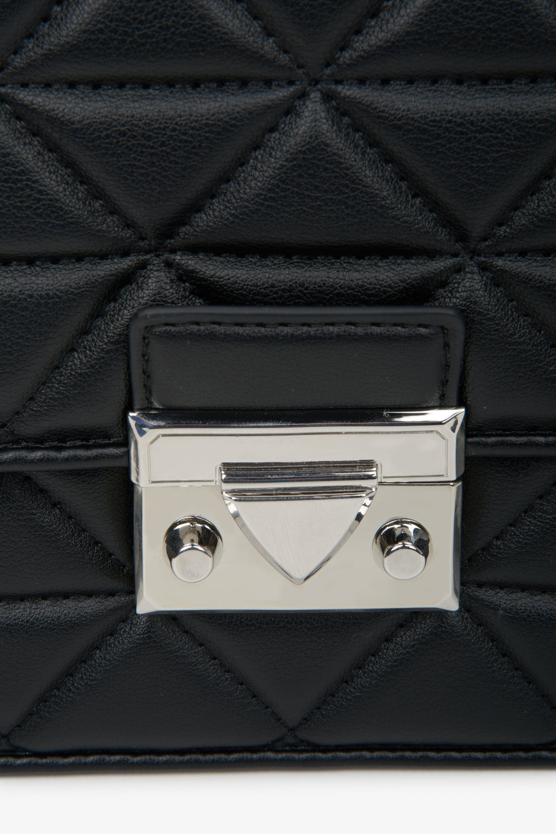 Estro black quilted women's leather bag - close-up on the details.