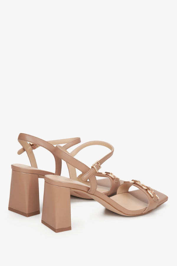 Estro beige leather women's block heel sandals - close-up on the heel and shoe profile.