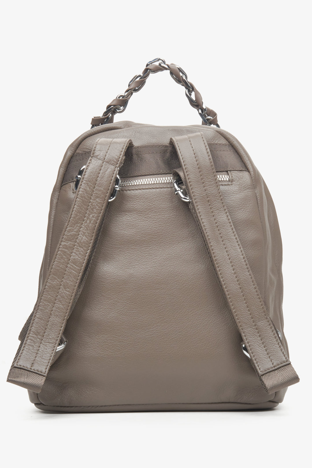 Estro's women's grey and brown leather backpack - close-up of the back and model's shoulders.