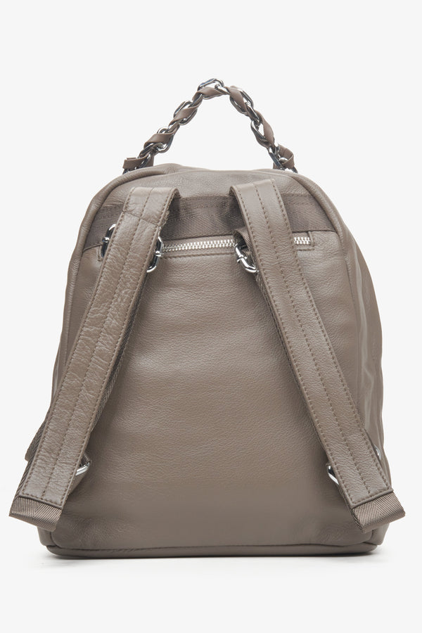 Estro's women's grey and brown leather backpack - close-up of the back and model's shoulders.