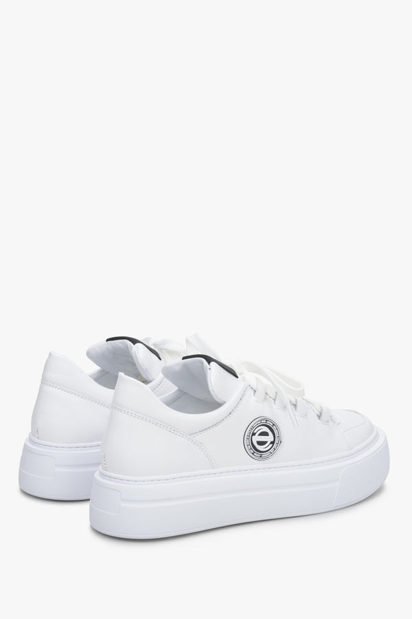 Estro white leather sneakers on a thick sole - close-up on the back.