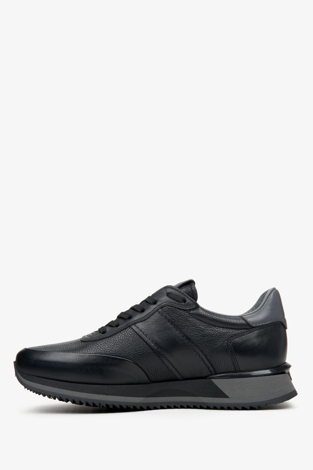 Men's low top black sneakers by Estro - shoe profile.