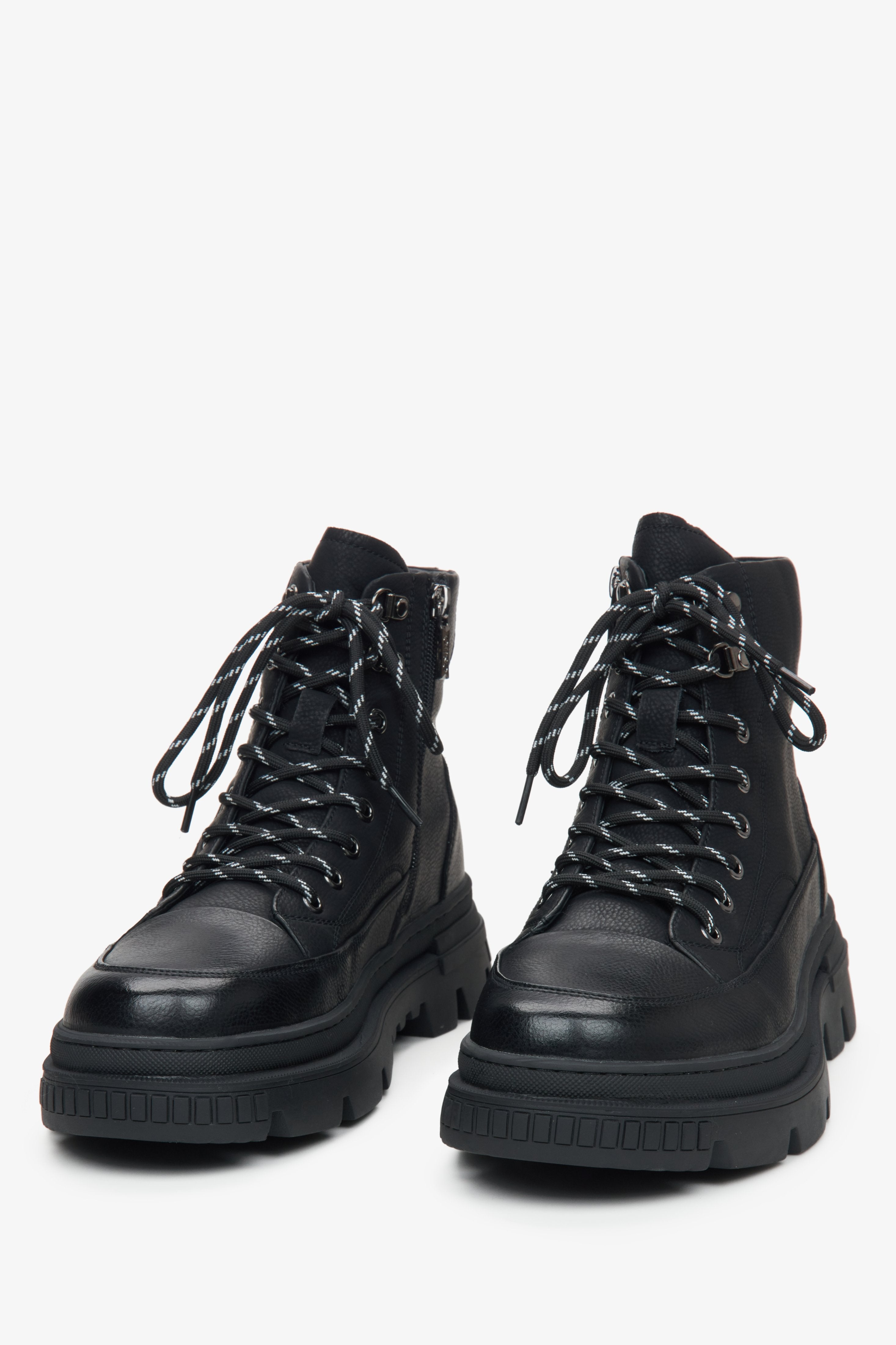 Men's black winter ankle boots with fur trim and decorative lacing by Estro – footwear presentation from the front.