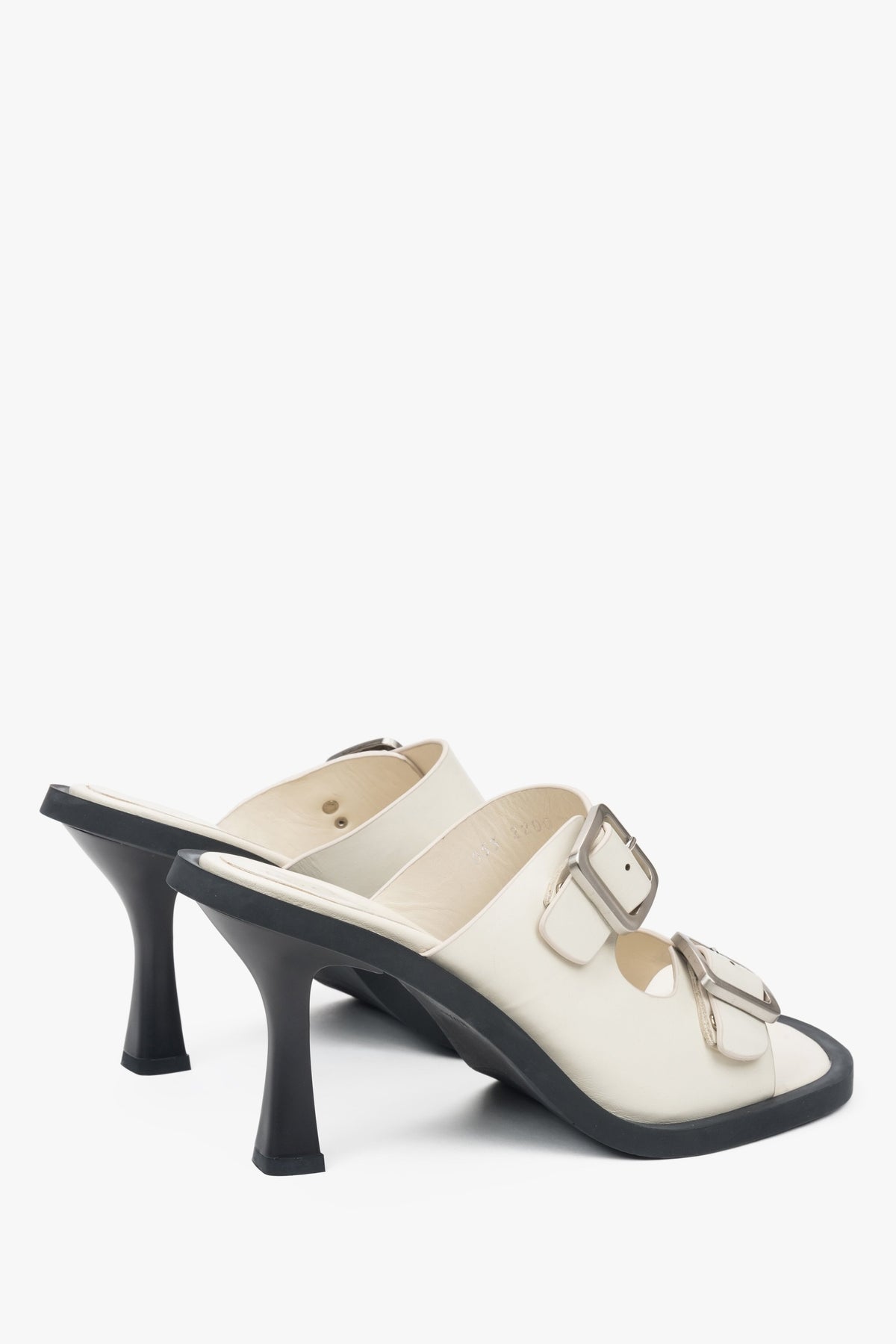Leather, women's white stiletto mules by Estro - presentation of the shoe heel and black sole.