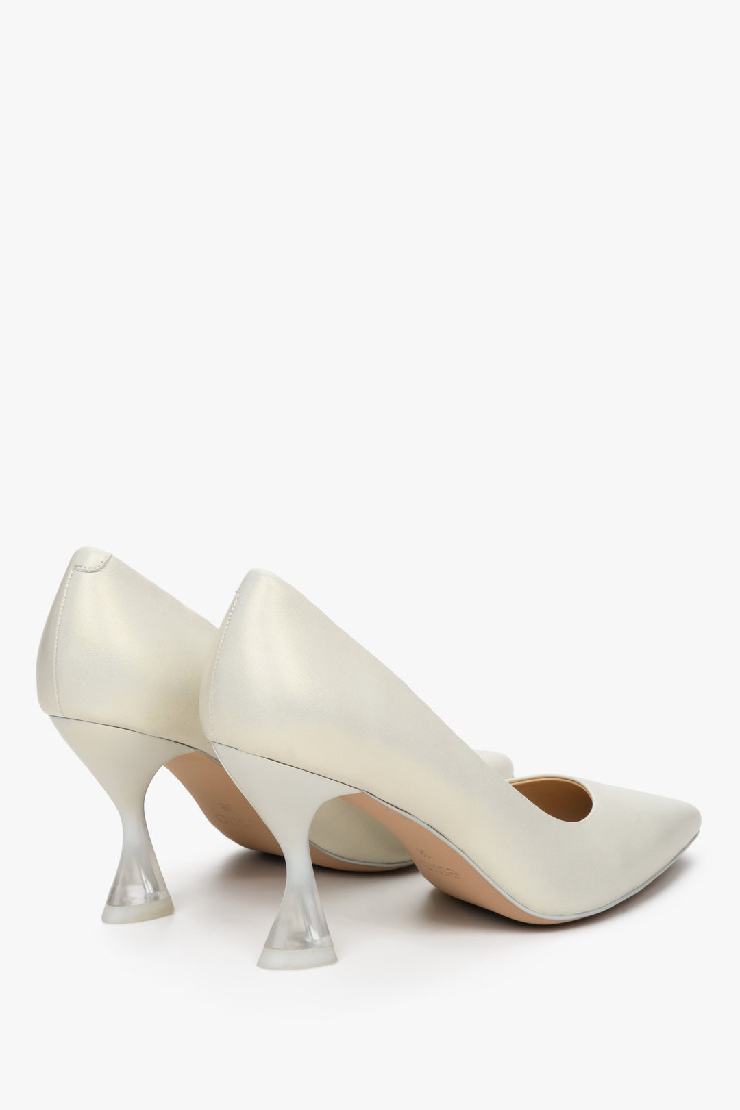 Elegant women's pearlescent high-heeled pumps by Estro - presentation of the shoe's heel.