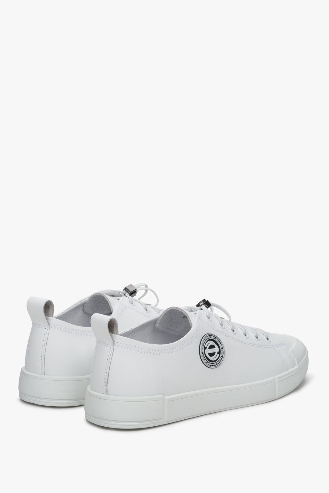 Men's sneakers made of genuine white leather by Estro - presentation of the heel and side seam of the shoe.