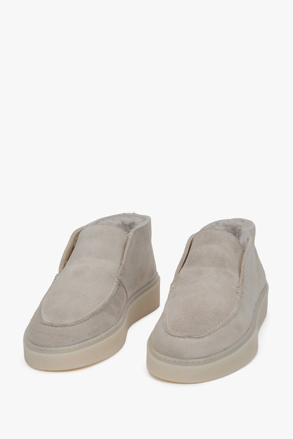 Women's light beige ankle boots made of genuine velour Estro - close-up on the toe of the shoe.