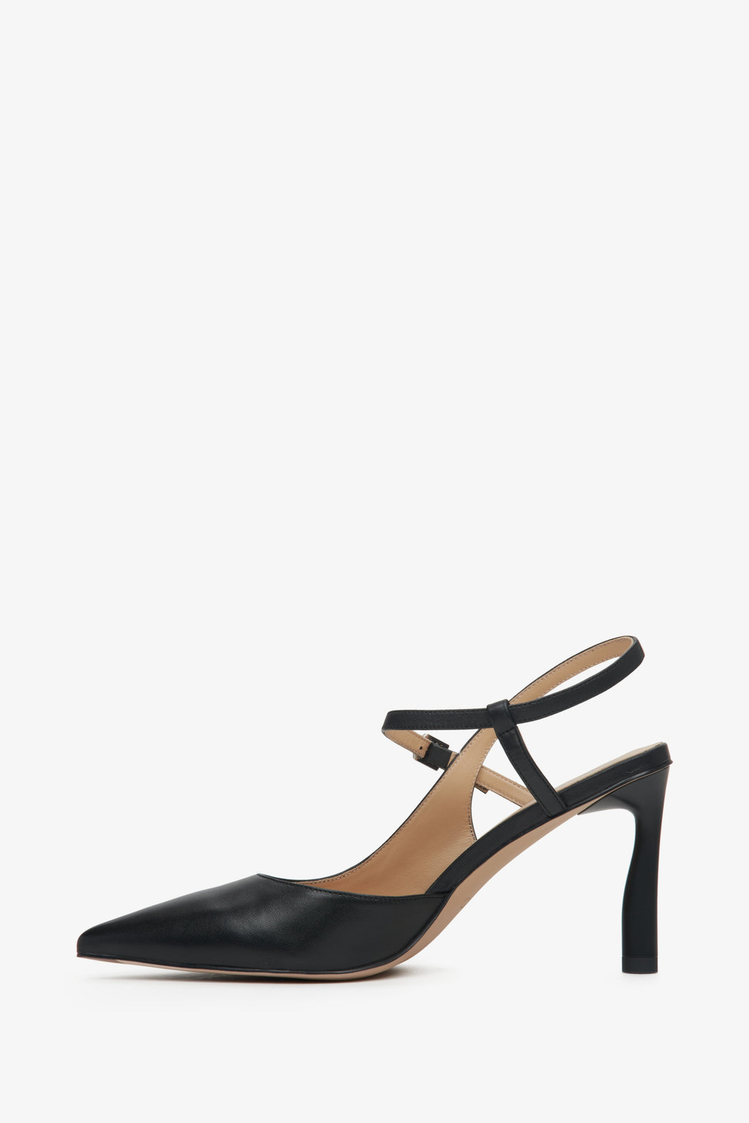 Estro slingback shoes with a pointed toe, made of black, natural leather.