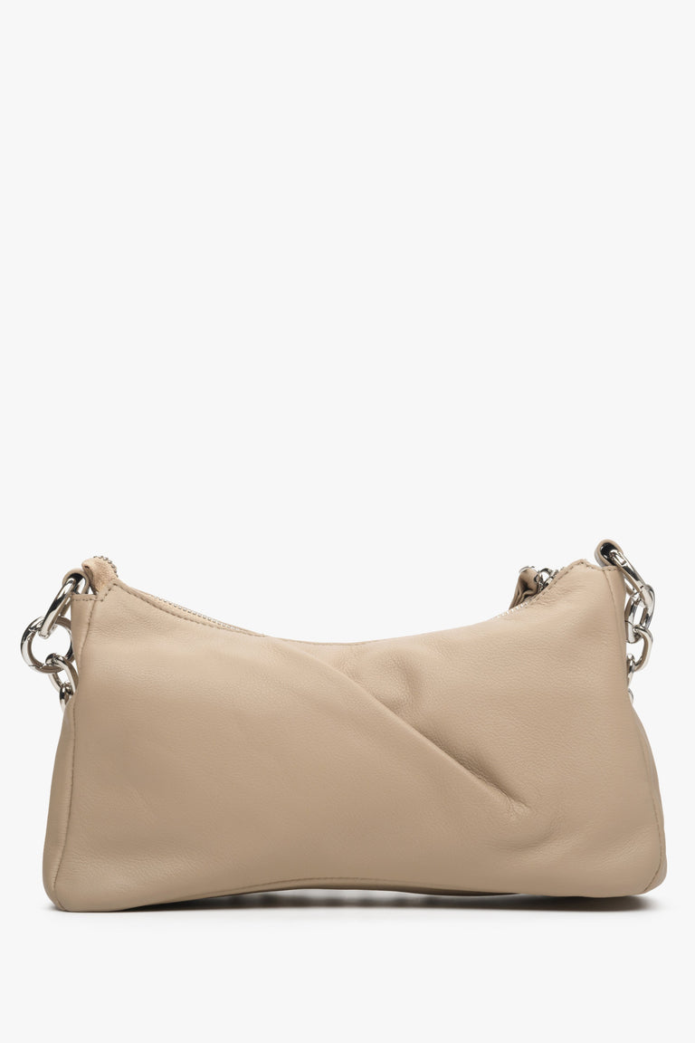 Estro's women's beige leather bag with a chain strap - reverse side.