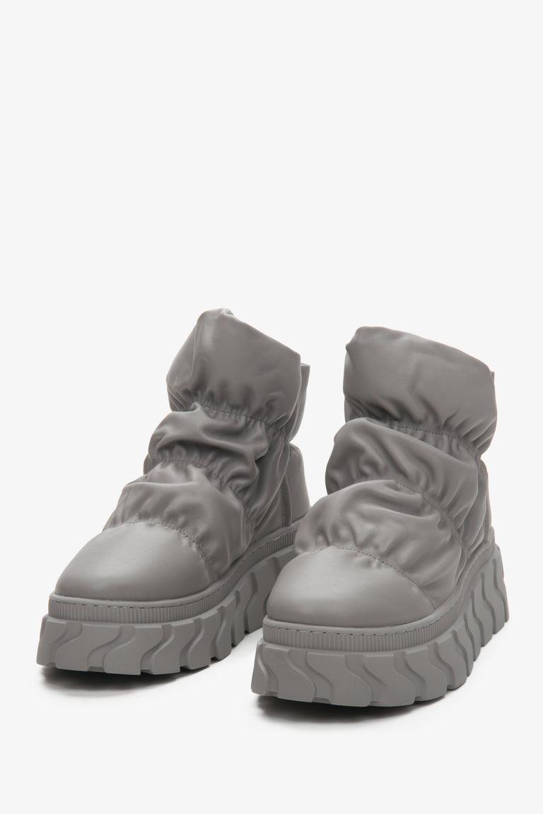 Women's snow boots in grey.