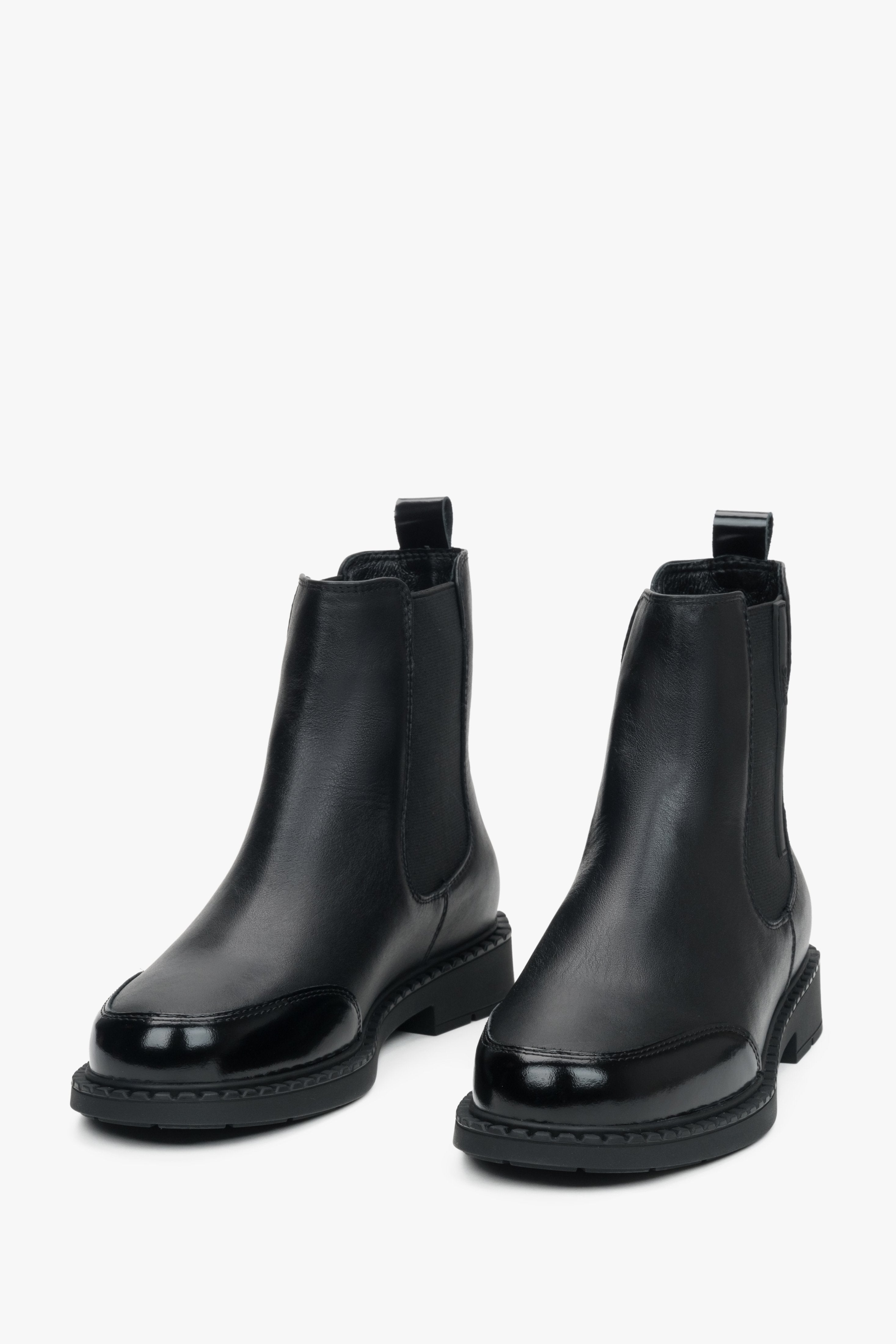 Low women's chelsea boots in black by Estro - front view of the model.