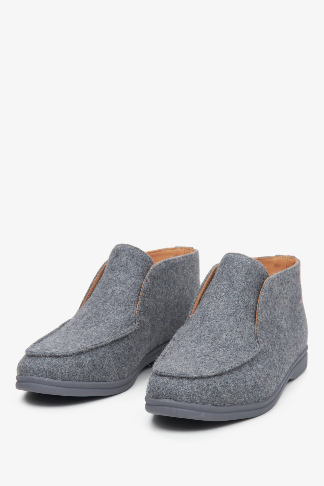 Women's moccasins in grey by Estro - close-up on the toe of the shoe.