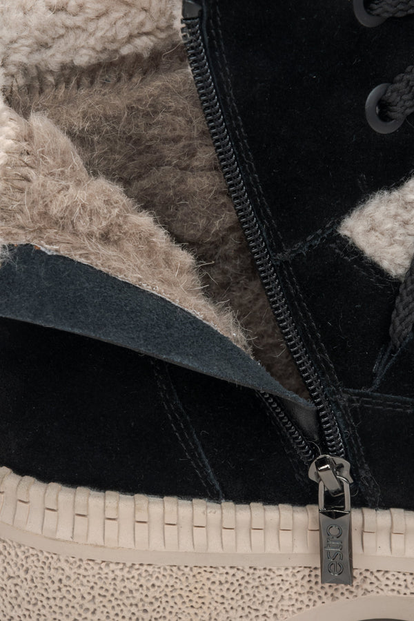 Women's winter ankle boots made of natural velour with wool filling by Estro in black – close-up of the filling.