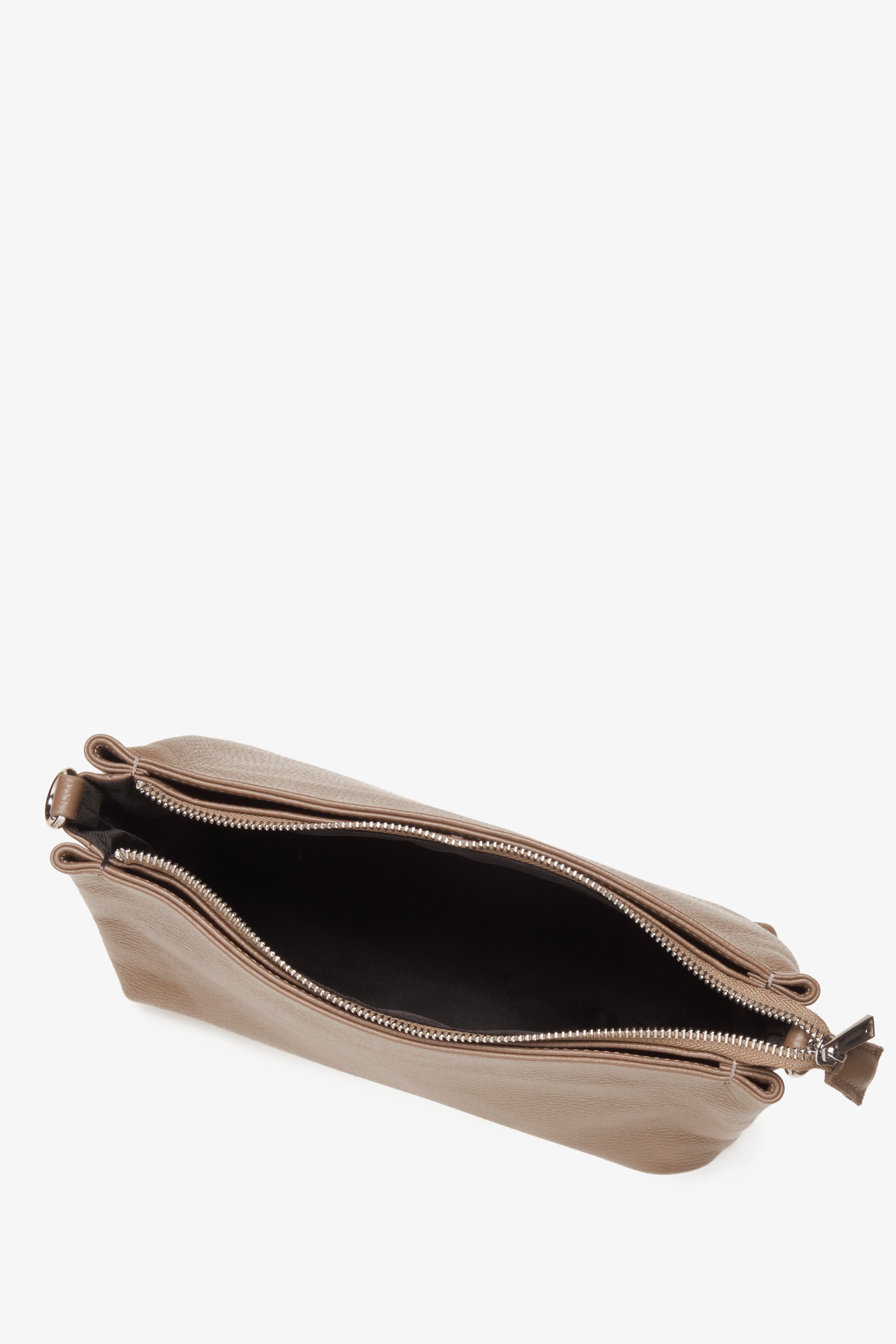 Women's dark beige Estro crossbody bag made from genuine leather - close-up on the interior of the model.