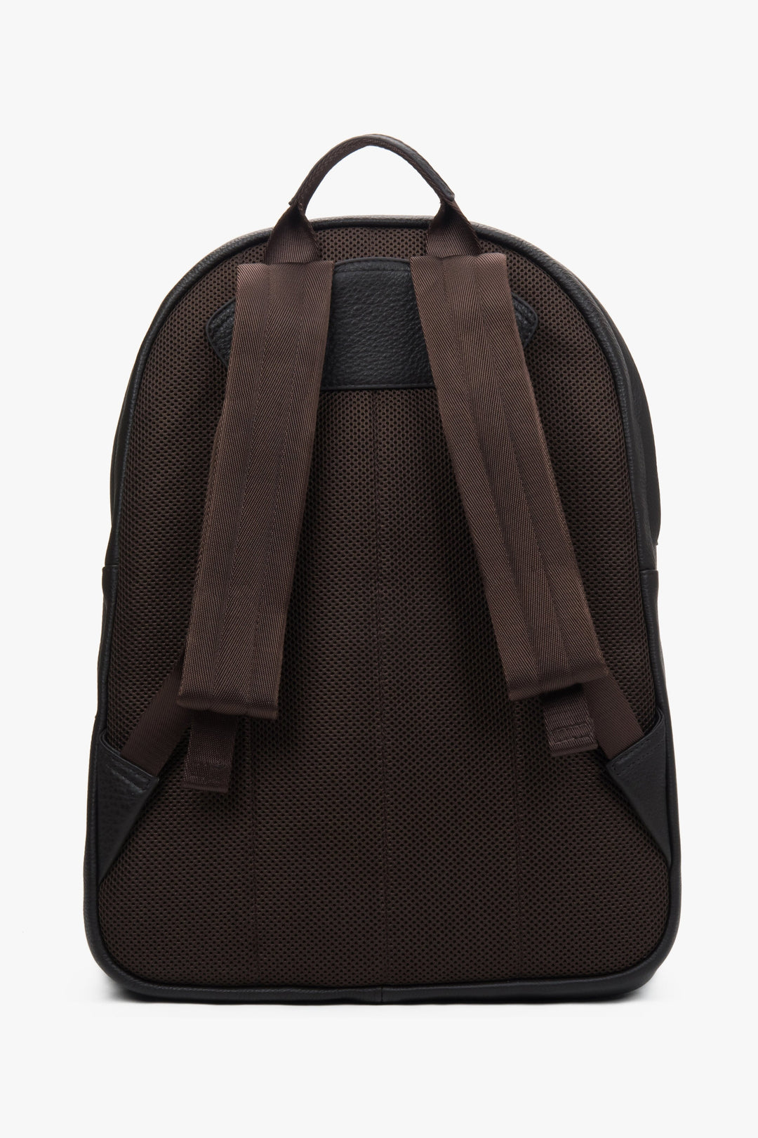 Men's large dark brown backpack made of genuine leather by Estro - close-up on the shoulder straps.
