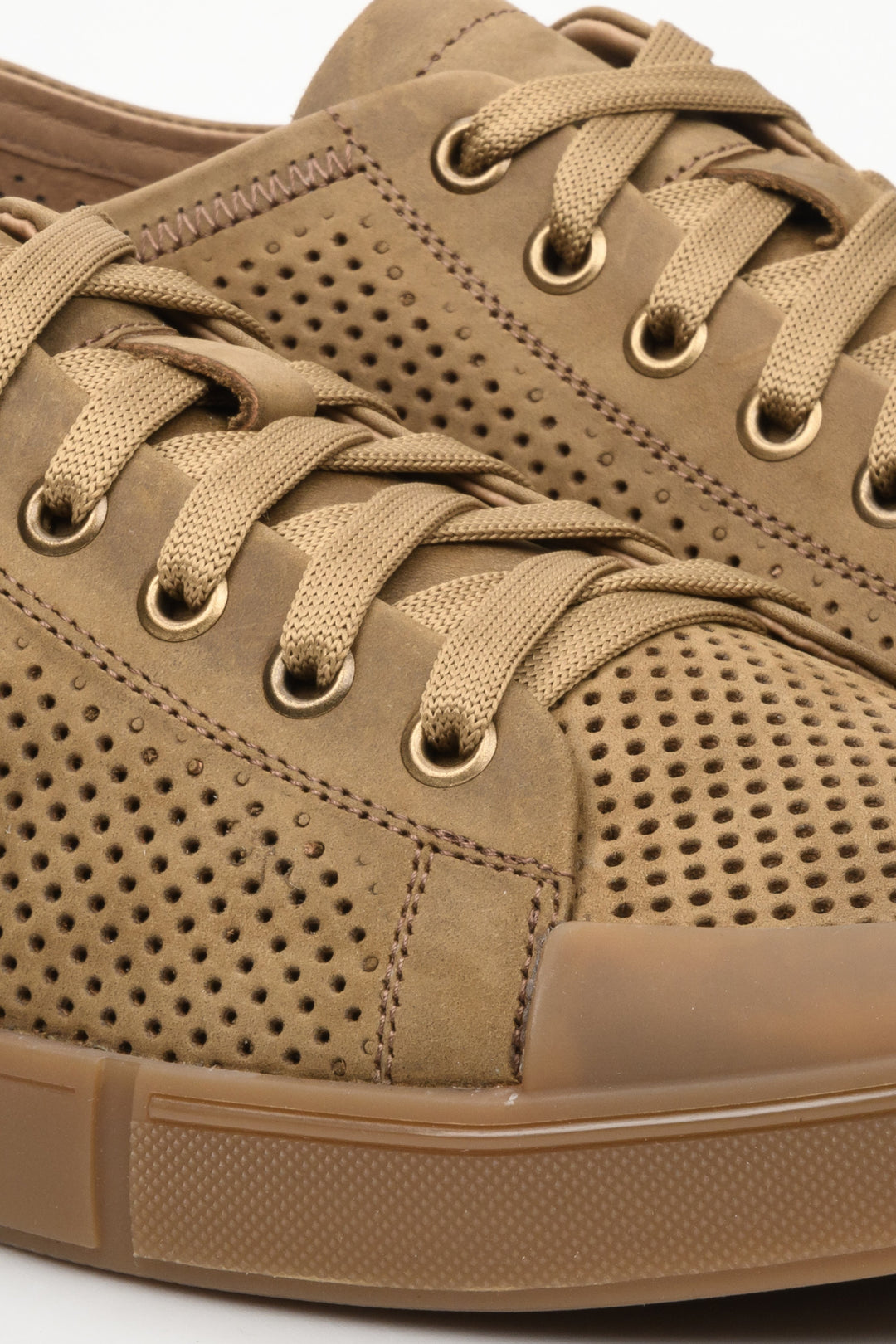 Men's sneakers made of brown genuine leather by Estro - close-up on the details.