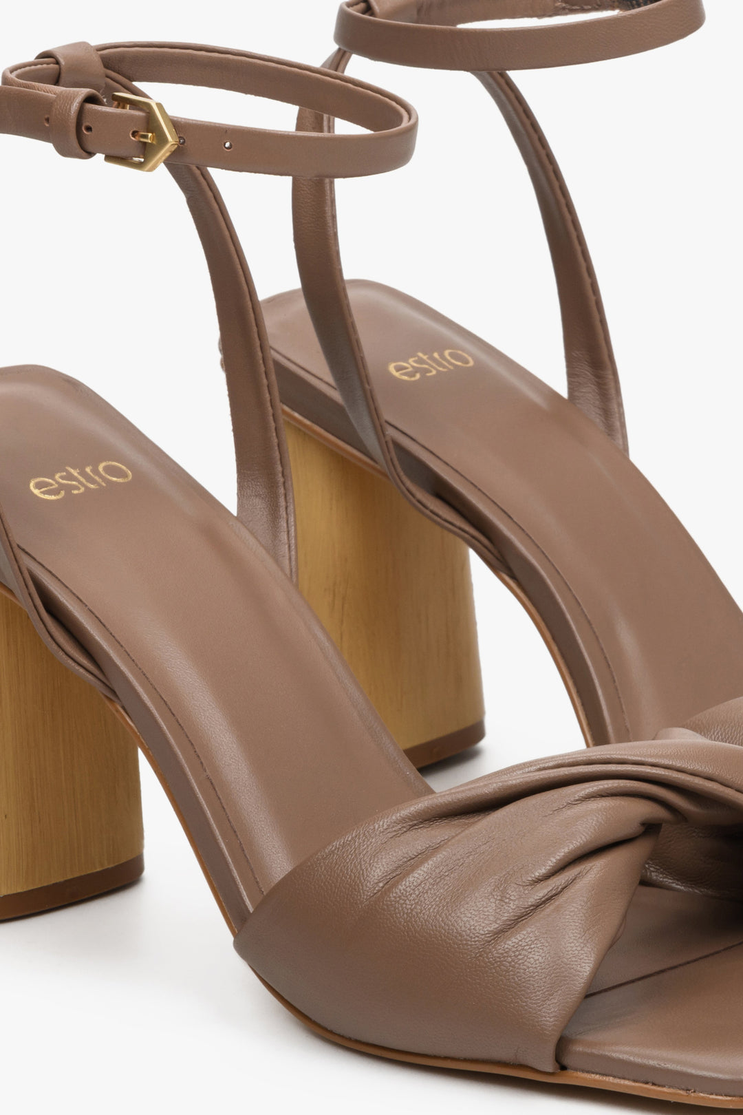 Leather women's sandals with a heel by Estro in brown - close-up on details.