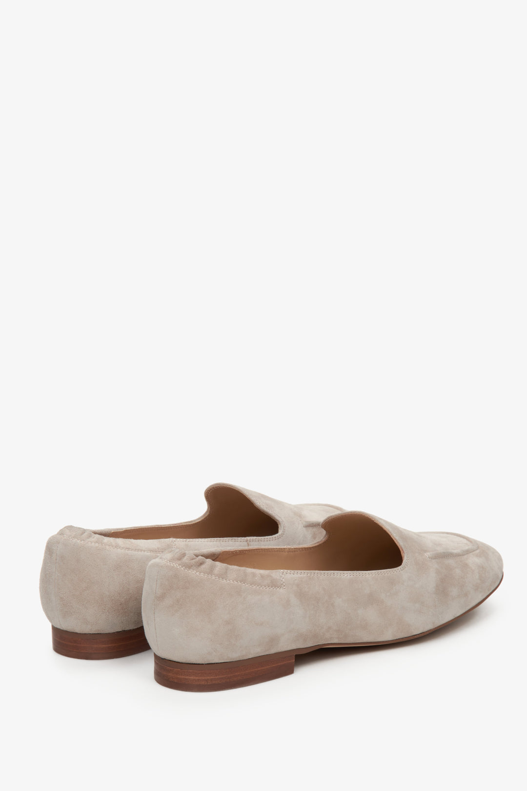 Women's Estro velour moccasins for fall in beige - presentation of the heel and side vamp.