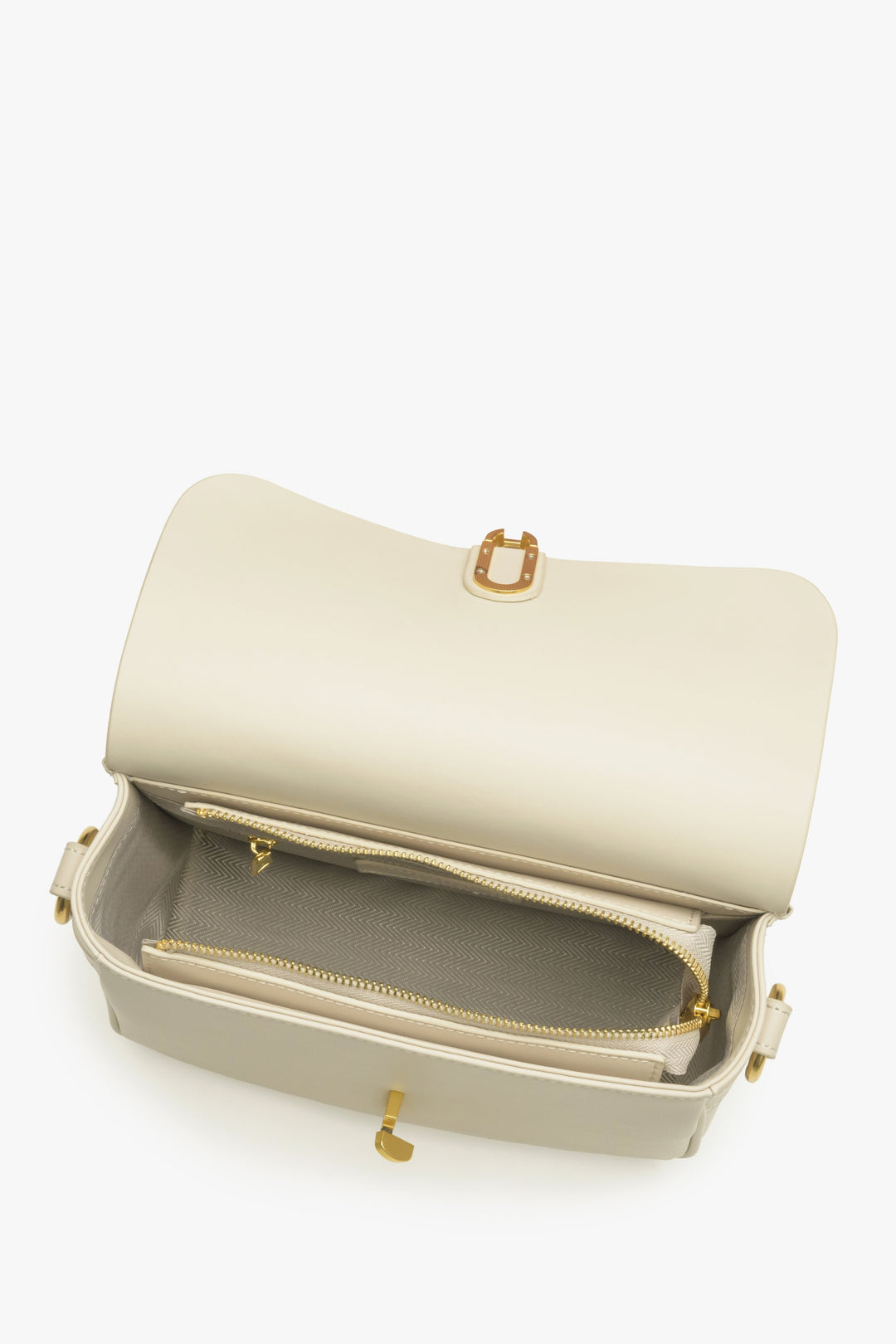 Women's handbag in light beige made of genuine leather by Estro - close-up on the interior view.