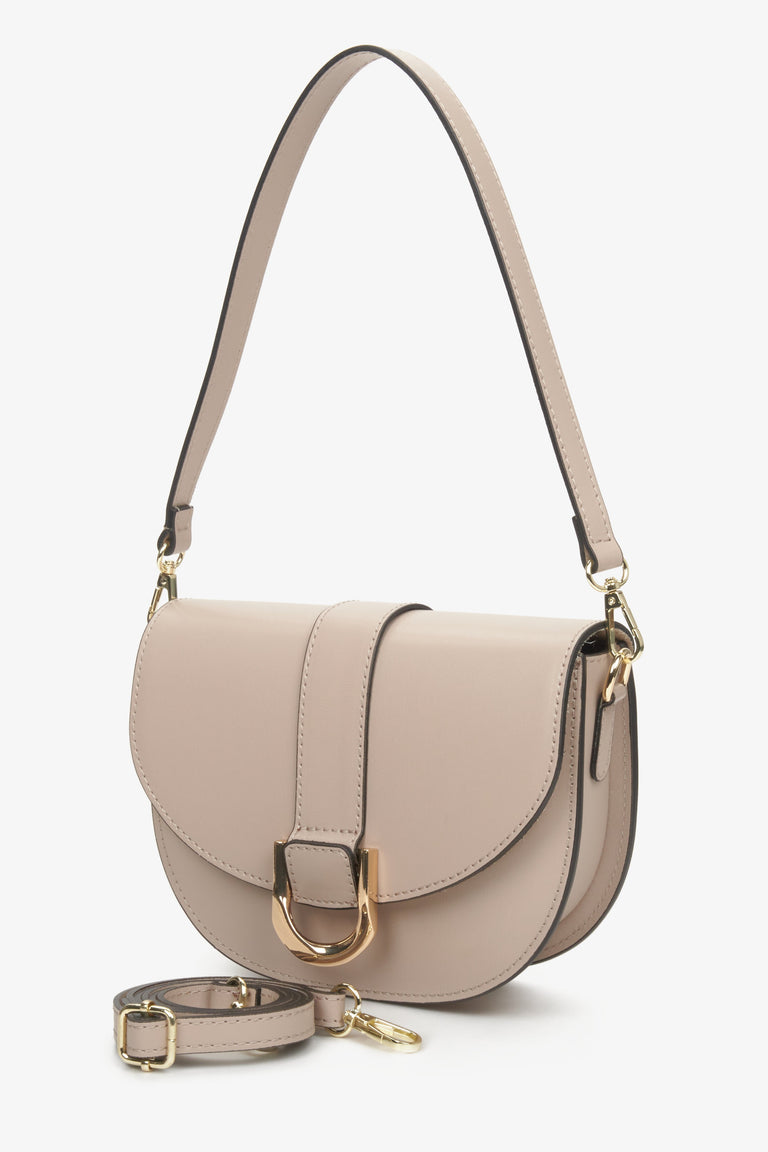 Leather, beige Estro women's handbag in the shape of a horseshoe.